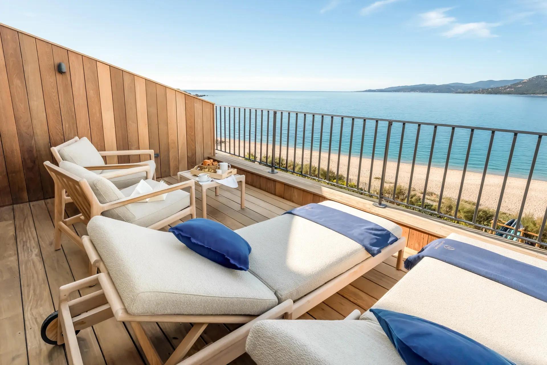 Terrasse du Château Rouher au-dessus de la plage, face au golfe du Valinco