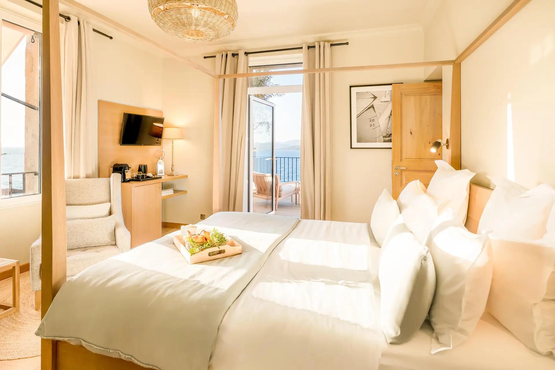 Chambre lumineuse ouverte sur la mer