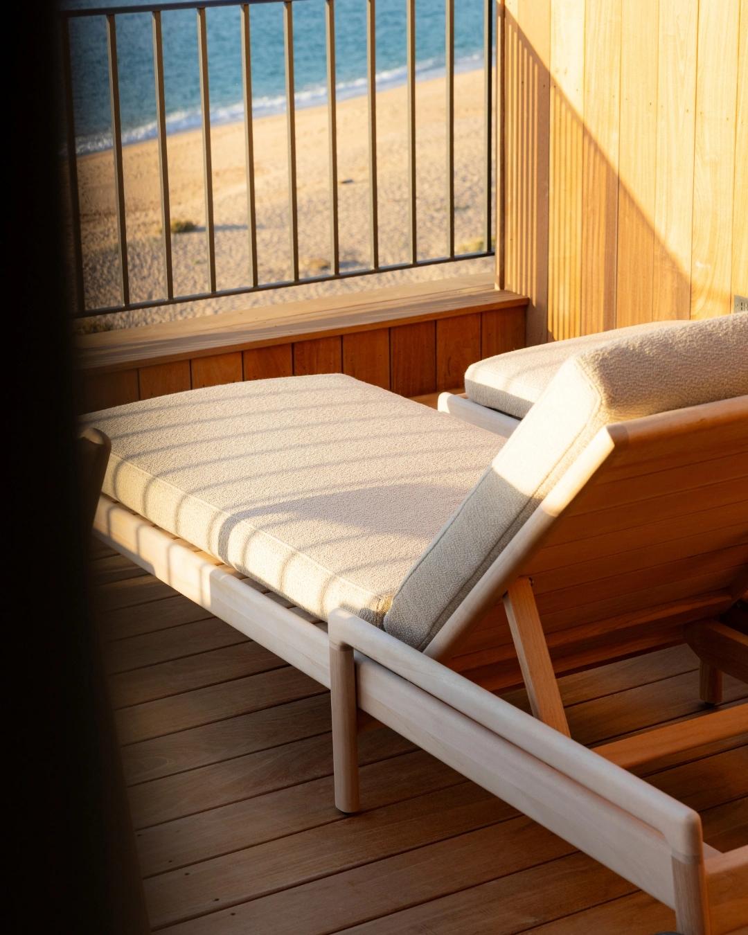 Chaise longue sur un balcon face à la plage
