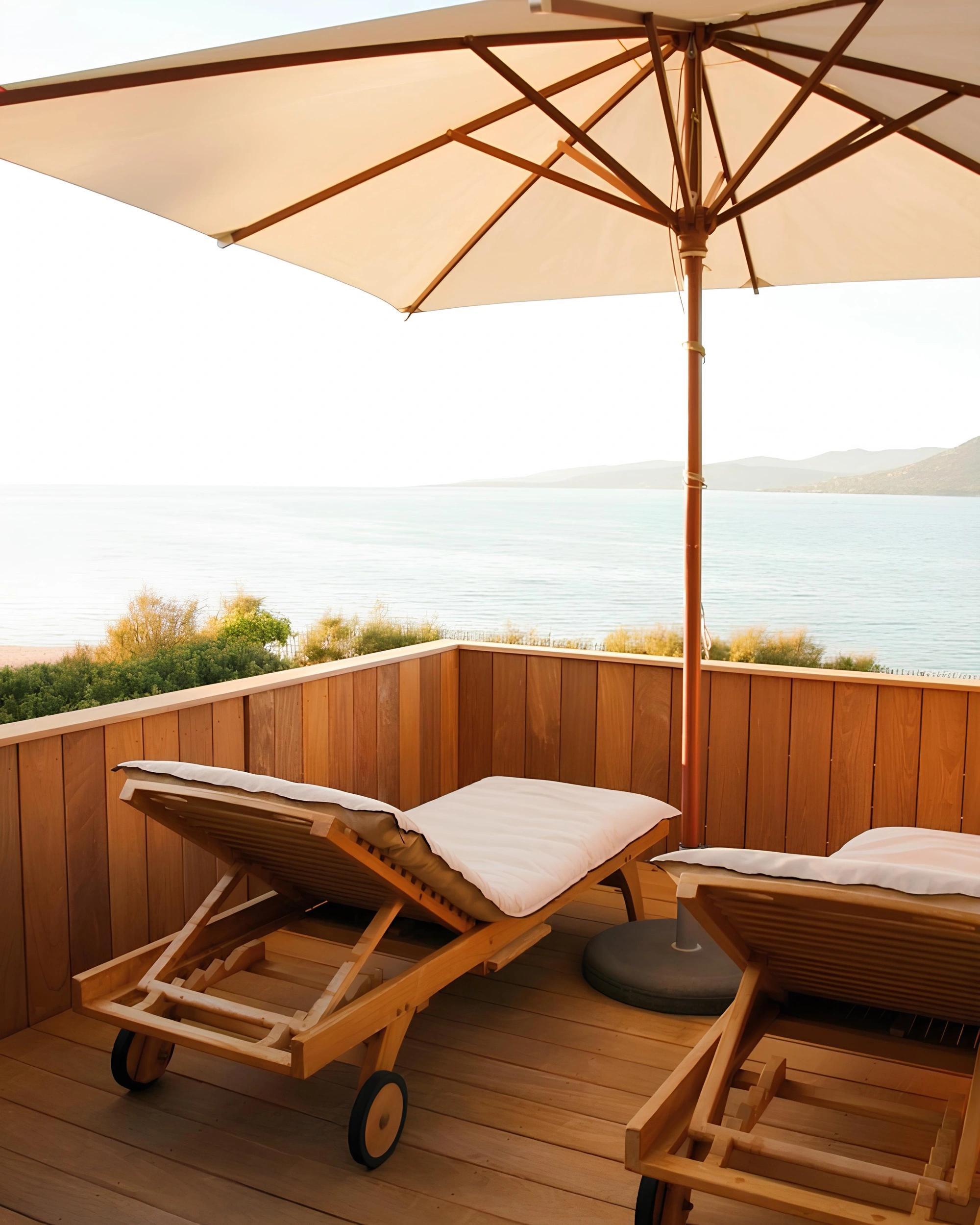 Terrasse ombragée d'un parasol, face à la mer