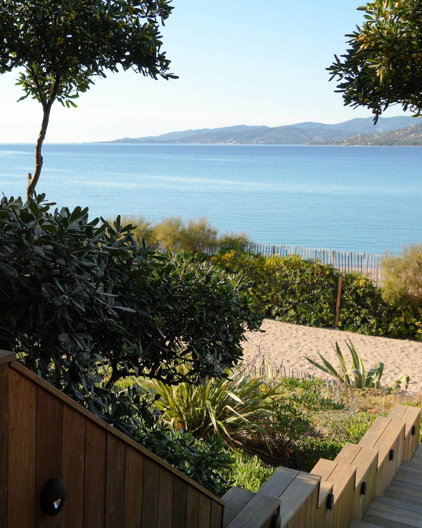 Le jardin descend vers la plage et le golfe du Valinco