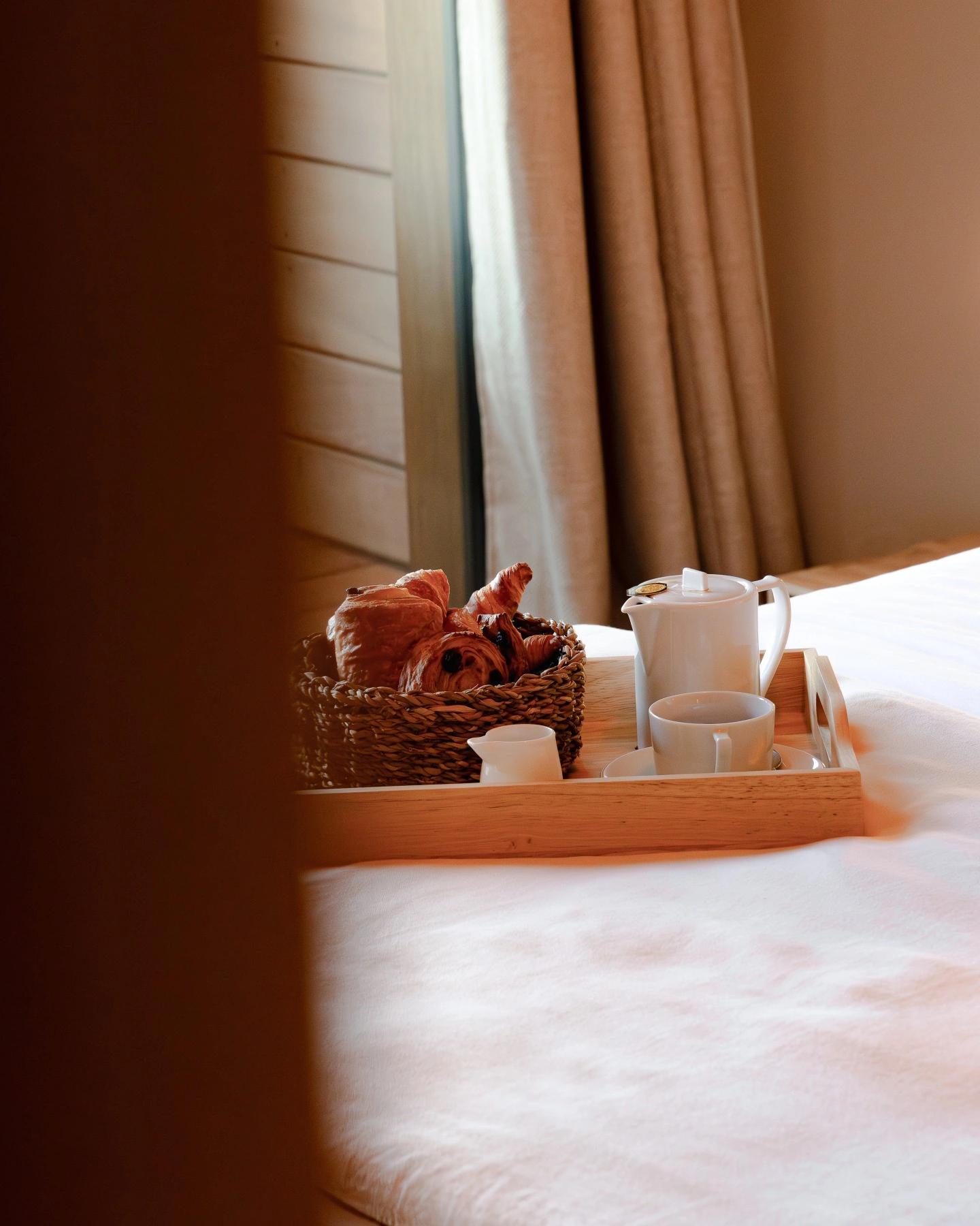 Plateau de petit-déjeuner posé sur le lit