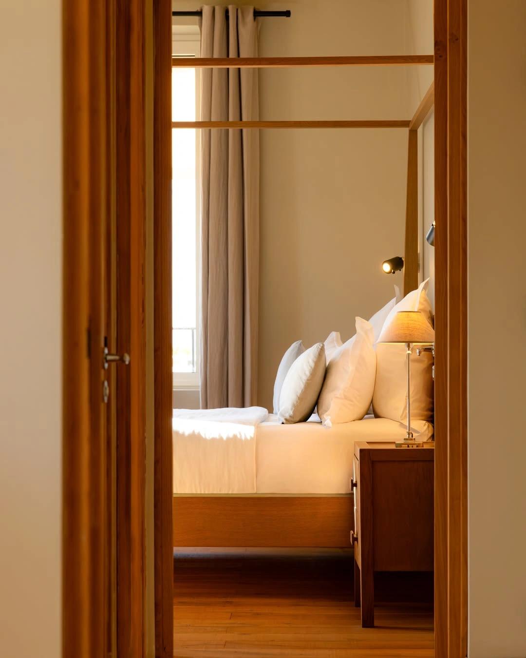 Porte ouverte sur une chambre claire