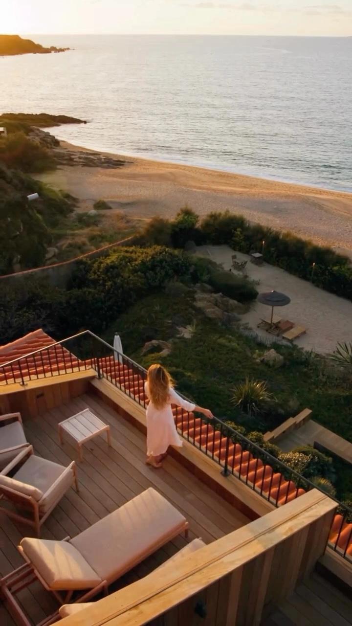Une voyageuse sur la terrasse du Château, au-dessus de la plage