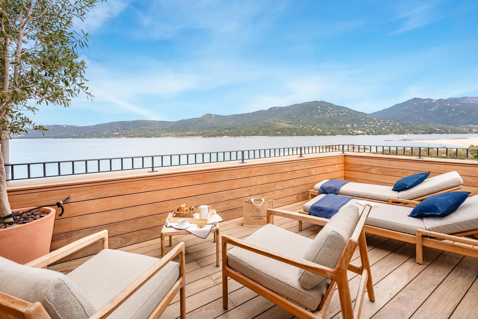 Terrasse meublée face au golfe du Valinco