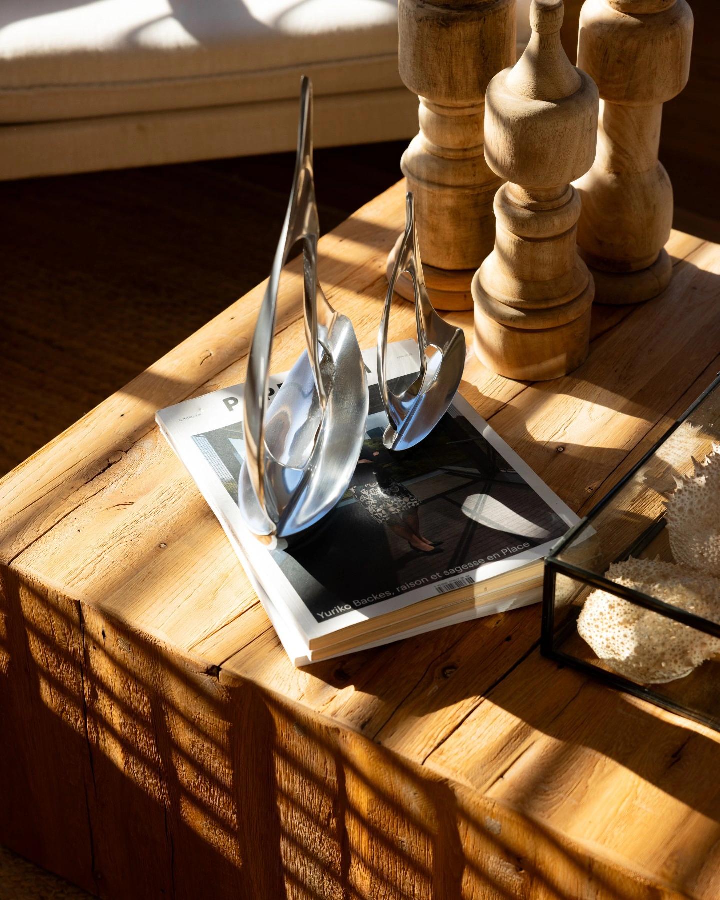 Objets de décoration posés sur une table en bois, dans la lumière